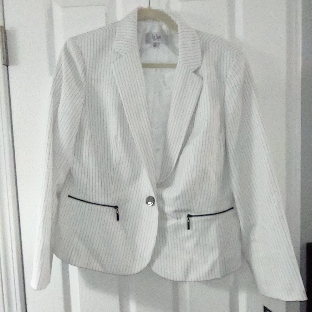Two piece Le Suit white pinstripe pant suit nwt